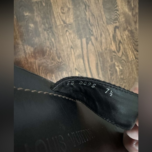 Louis Vuitton men’s leather flip flops - Picture 6 of 10